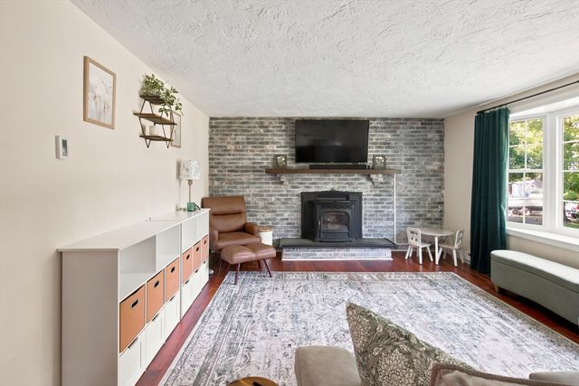 19 Sawdy Pond Avenue, Tiverton, RI 02878