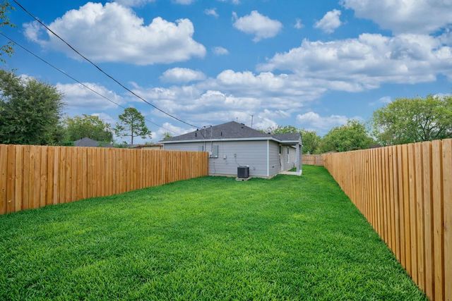 113 Bolden St A B, Houston, TX 77029