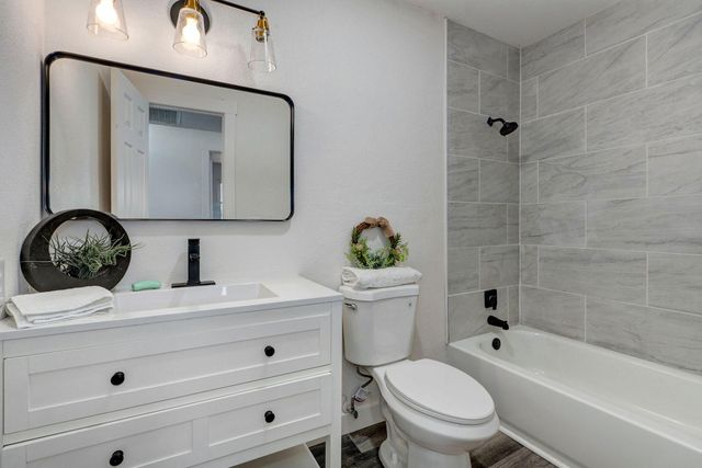 1017 E Mcclernon Street, Springfield, MO 65803