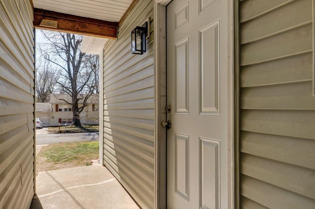 1017 E Mcclernon Street, Springfield, MO 65803