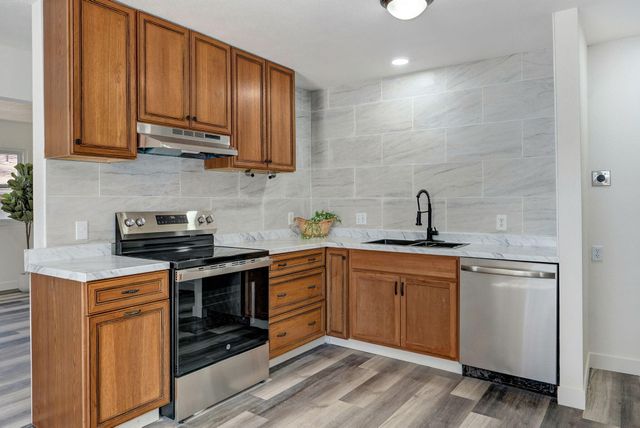 1017 E Mcclernon Street, Springfield, MO 65803