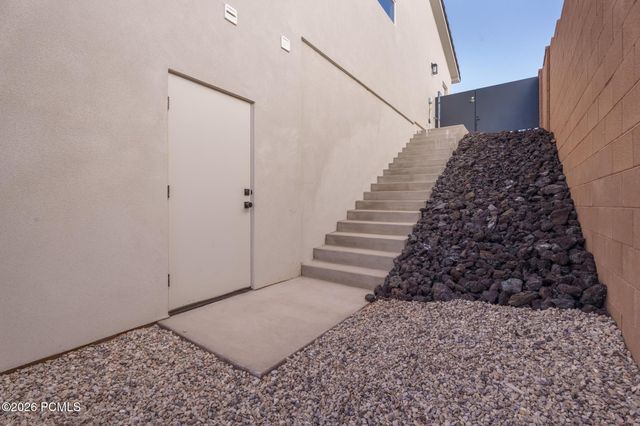 1886 N Chapman Drive, Washington, UT 84780