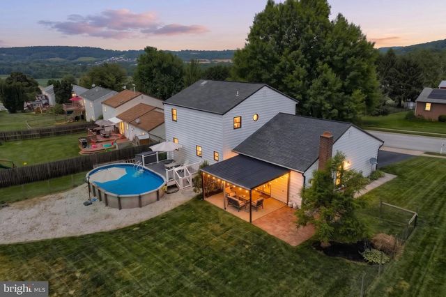 2832 GLEN HOLLOW DR, York, PA 17406