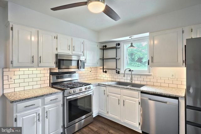 2832 GLEN HOLLOW DR, York, PA 17406