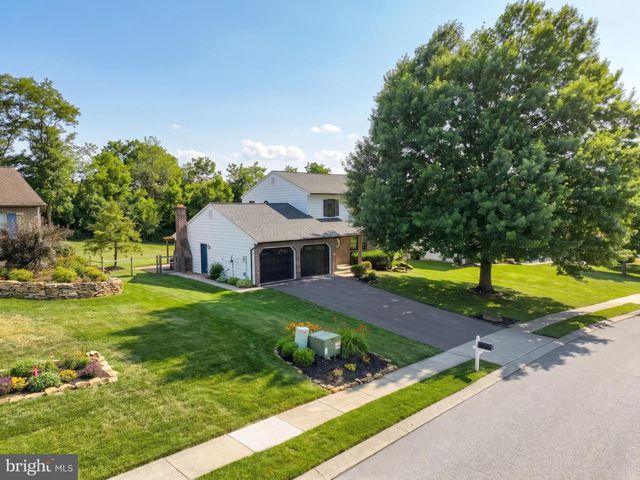 2832 GLEN HOLLOW DR, York, PA 17406