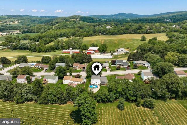 2832 GLEN HOLLOW DR, York, PA 17406