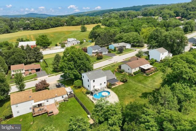2832 GLEN HOLLOW DR, York, PA 17406