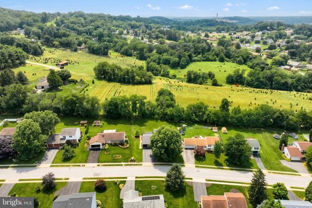 2832 GLEN HOLLOW DR, York, PA 17406