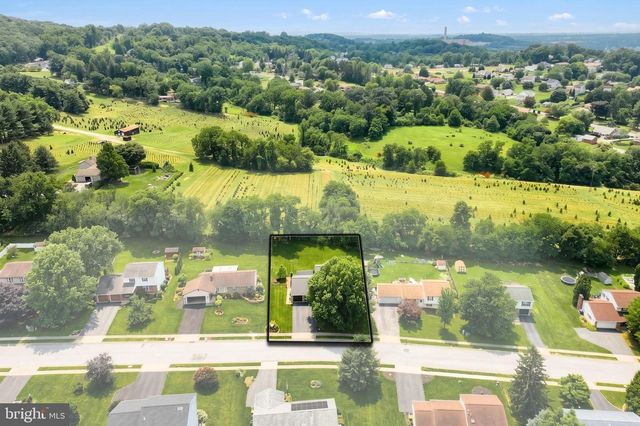 2832 GLEN HOLLOW DR, York, PA 17406