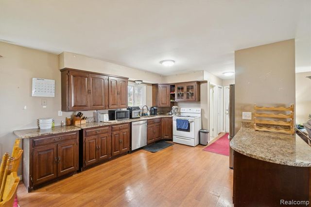 851 Academy Road, Holly, MI 48442