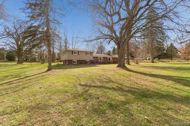 851 Academy Road, Holly, MI 48442