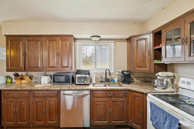 851 Academy Road, Holly, MI 48442