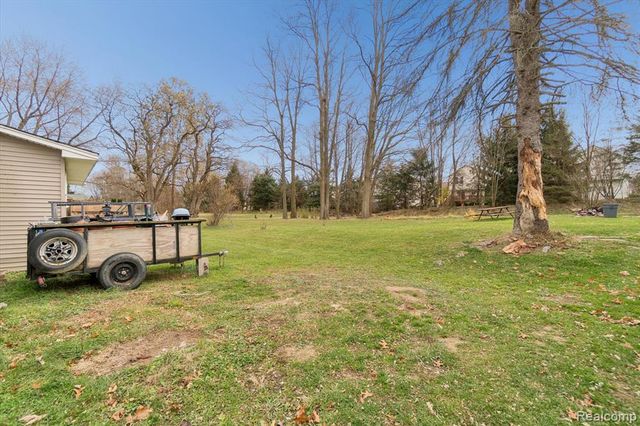 851 Academy Road, Holly, MI 48442