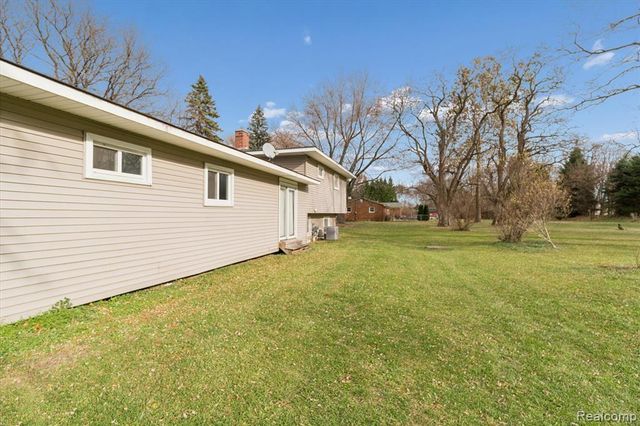 851 Academy Road, Holly, MI 48442