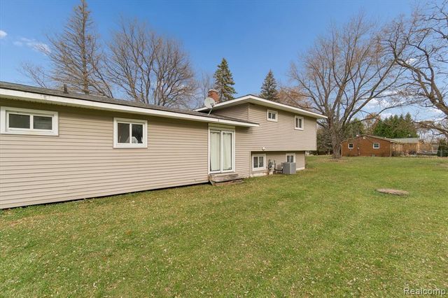 851 Academy Road, Holly, MI 48442