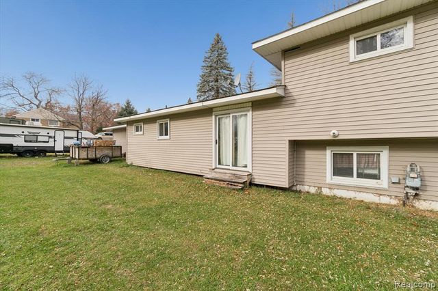 851 Academy Road, Holly, MI 48442