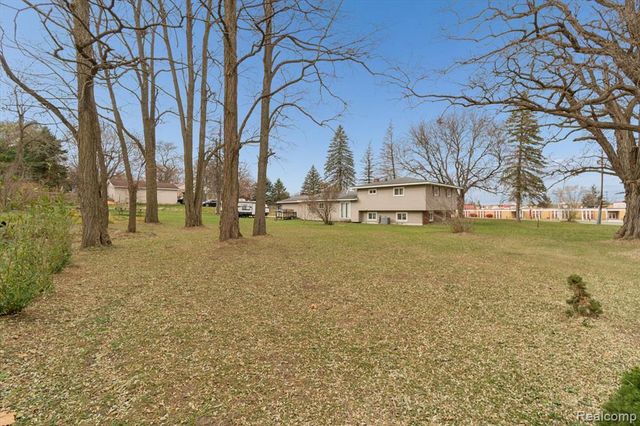 851 Academy Road, Holly, MI 48442