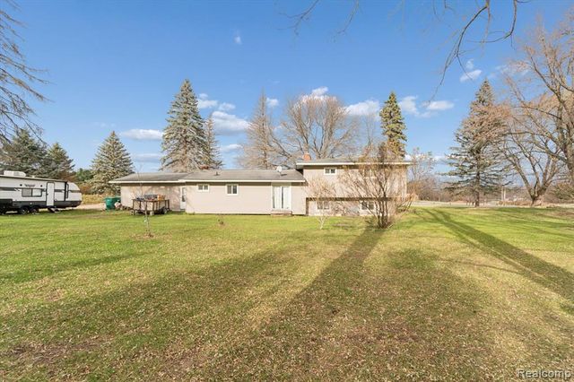 851 Academy Road, Holly, MI 48442