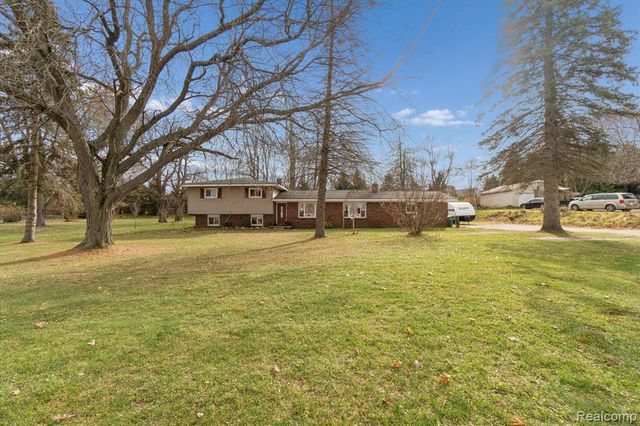 851 Academy Road, Holly, MI 48442