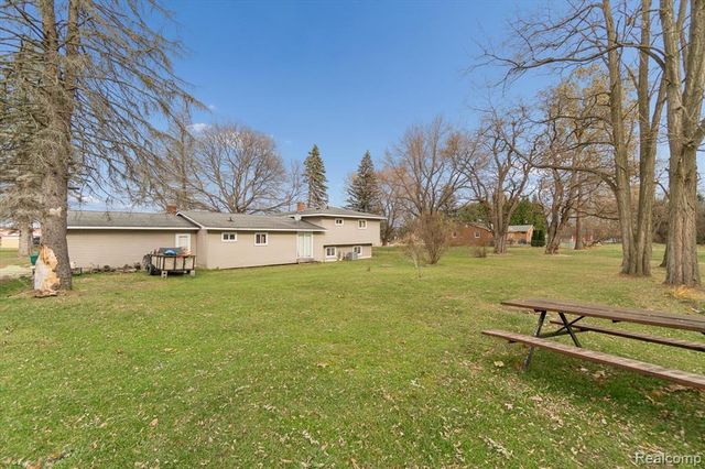 851 Academy Road, Holly, MI 48442