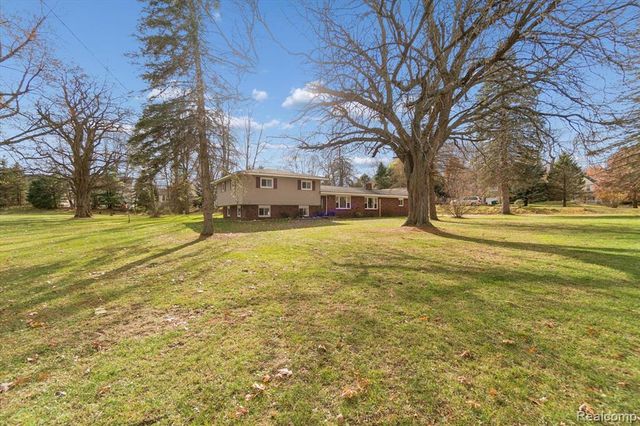 851 Academy Road, Holly, MI 48442