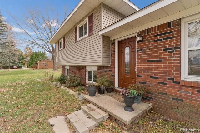 851 Academy Road, Holly, MI 48442