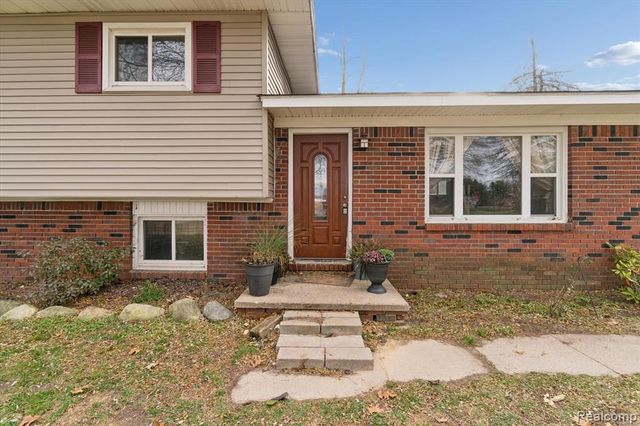 851 Academy Road, Holly, MI 48442