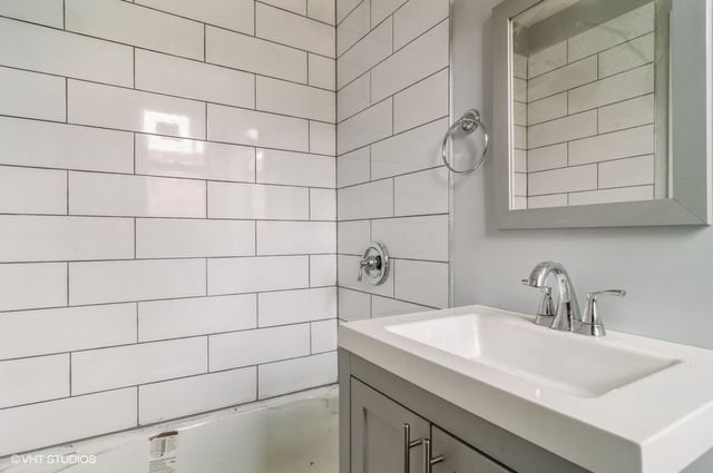2818 N Drake Avenue, Chicago, IL 60618