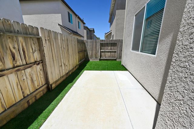 6429 E Moscato Drive, Fresno, CA 93727