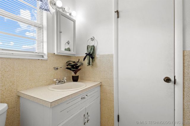 910 E Springdale Loop, Ardmore, OK 73401