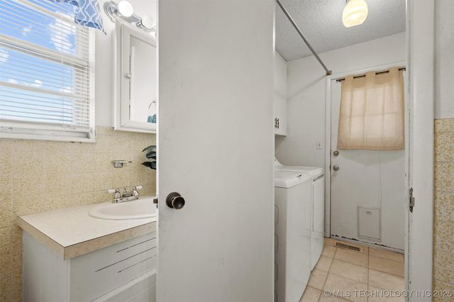 910 E Springdale Loop, Ardmore, OK 73401