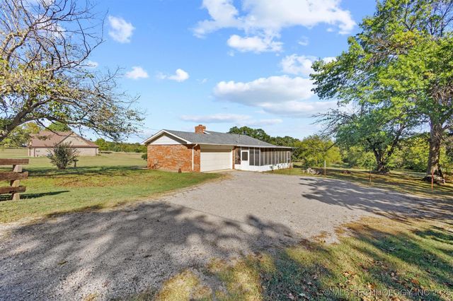 910 E Springdale Loop, Ardmore, OK 73401