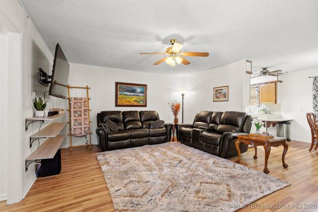 910 E Springdale Loop, Ardmore, OK 73401