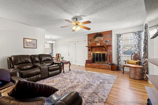 910 E Springdale Loop, Ardmore, OK 73401