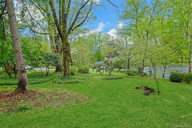 29 Maplewood Way, Pleasantville, NY 10570