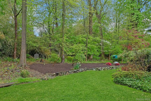 29 Maplewood Way, Pleasantville, NY 10570