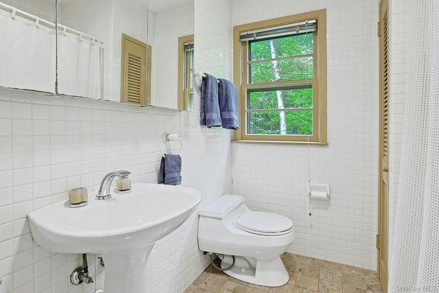 29 Maplewood Way, Pleasantville, NY 10570