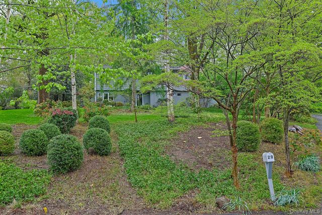 29 Maplewood Way, Pleasantville, NY 10570