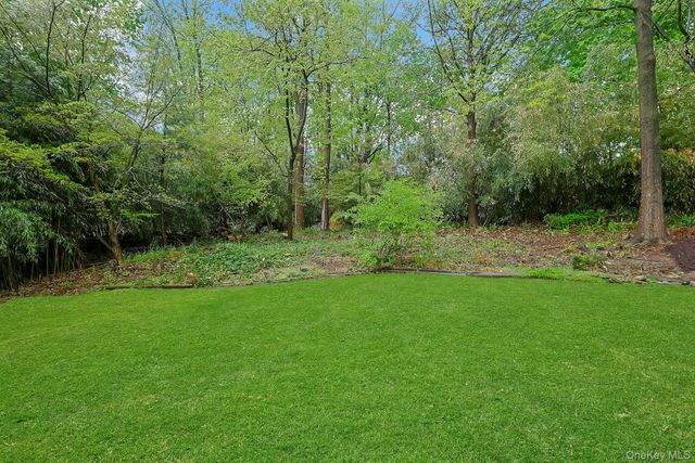29 Maplewood Way, Pleasantville, NY 10570