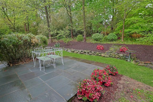 29 Maplewood Way, Pleasantville, NY 10570