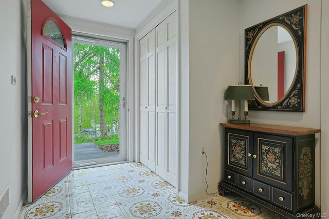 29 Maplewood Way, Pleasantville, NY 10570