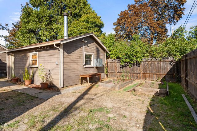 911 SW I Street, Grants Pass, OR 97526