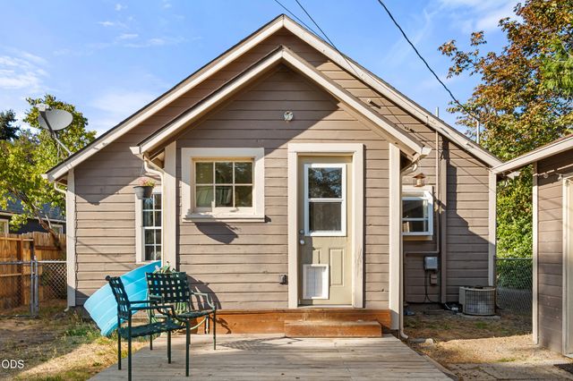 911 SW I Street, Grants Pass, OR 97526