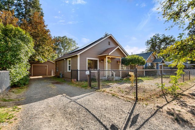 911 SW I Street, Grants Pass, OR 97526
