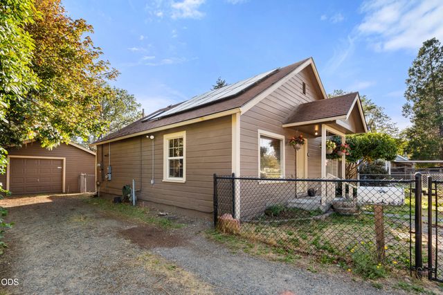 911 SW I Street, Grants Pass, OR 97526