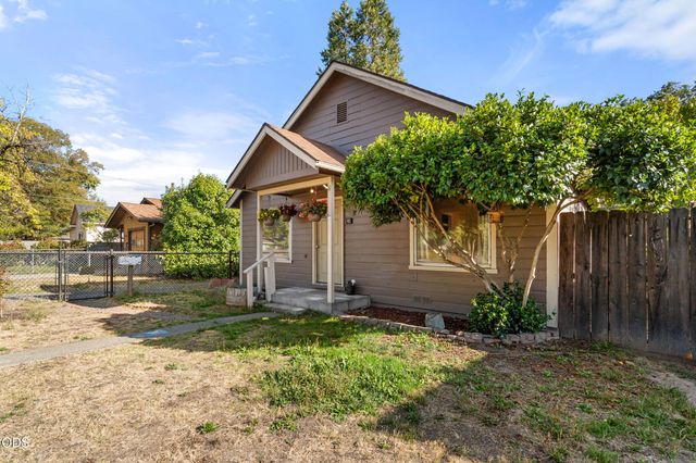 911 SW I Street, Grants Pass, OR 97526
