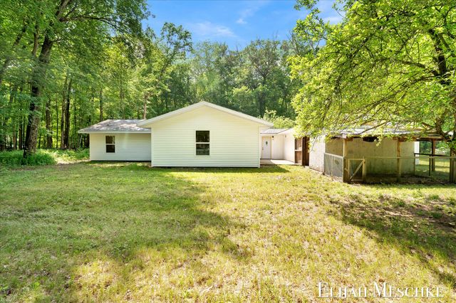 8938 Mackinaw Trail Drive, Howard City, MI 49329