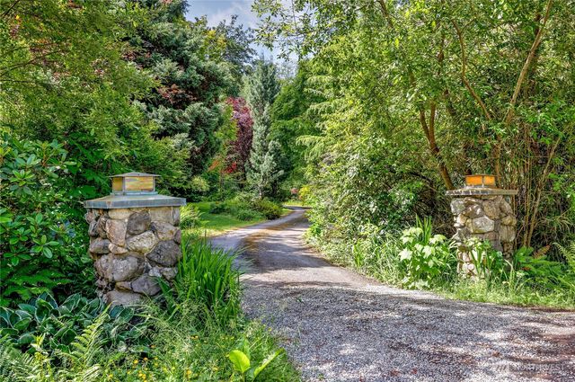 8883 NE Wardwell Road, Bainbridge Island, WA 98110