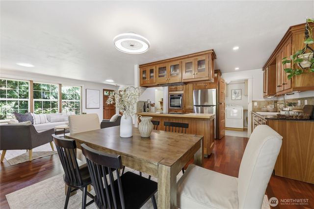 8883 NE Wardwell Road, Bainbridge Island, WA 98110