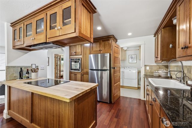 8883 NE Wardwell Road, Bainbridge Island, WA 98110
